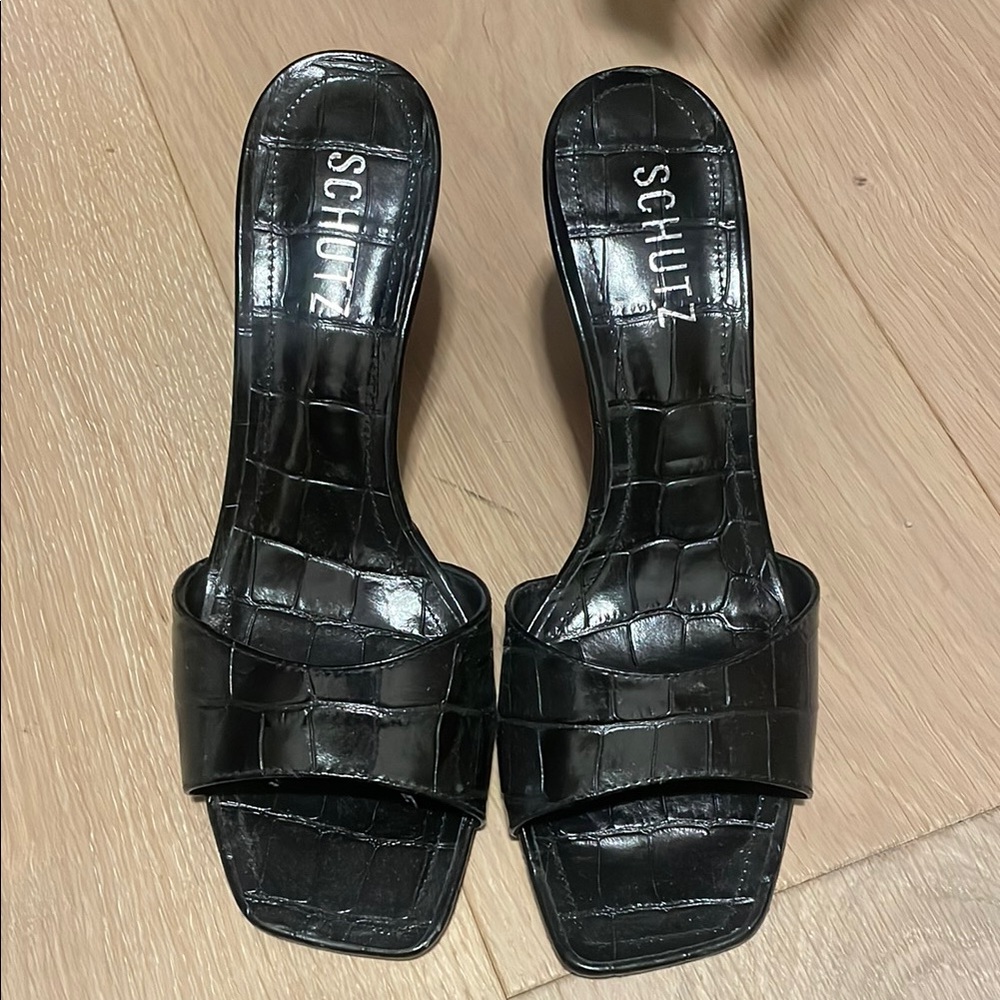 SCHUTZ Black Croc-Embossed Sleek Slip-On heels Design